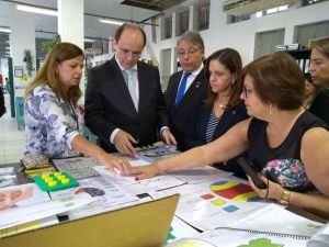 diretora do dte ana luísa de araújo  mostra material produzido no ibc